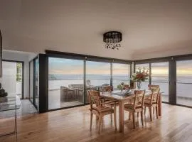 Beachfront Penthouse with Panoramic Ocean-View Terrace VIP Baia