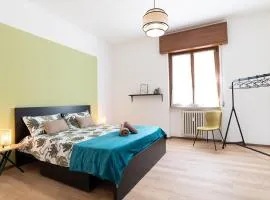 Three bedroom Central flat Near train station