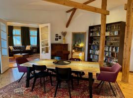 Spacious Cozy Loft for Work & Family- Near Lake，位于Meyenburg的酒店