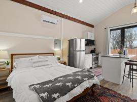 Peaceful Mini Home Near The Lake，位于卡南代瓜的酒店