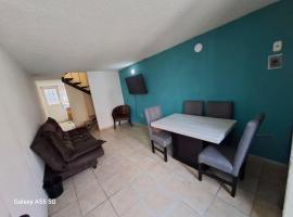 8 beds, 2 baths, across from Mercado Libre，位于Cuautitlán的酒店