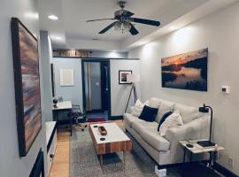 Awesome Downtown Condo with Pool!，位于萨凡纳的酒店