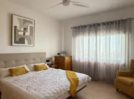 Yellow Room - Sunlite Double Private Room in Villa Barbuja