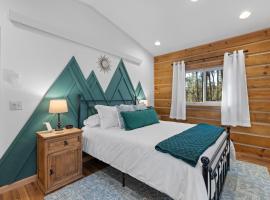 Needles Nook Cozy 1BR Log Cabin Retreat，位于卡斯特的酒店