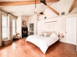 Wildland Aerie at Treehaus with Creekside Hot Tub Pets OK