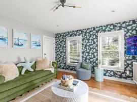 Bright and Modern Condo w/ Patio, Parking, AC，位于普罗温斯敦的酒店