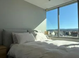 Sebel Top Floor Apartment - 5 minute walk to Foo Fighters Concert