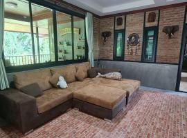 Peaceful house surrounding by nature Krabi Province，位于Ao Luk的酒店