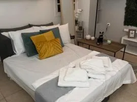 Aiolos cozy GLYFADA near the centre