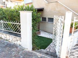 M225 - Marcelli, nuovo bilocale con giardino，位于马瑟利的酒店