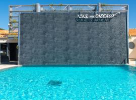 Camping l'Ile aux Oiseaux，位于Lʼ&Icirc;le-dʼOlonne的带热水浴缸的酒店