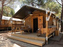 El Glamp Internacional Palamos，位于帕拉莫斯的酒店