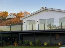 Helt ny leilighet nær Strand og rideklubb!