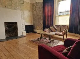 Sea Sprite -large sunny clifftop holiday apartment & private garden