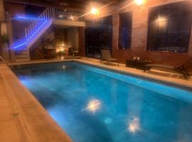 Le Château de Failloux, Piscine intérieure, Sauna，位于埃皮纳勒的酒店