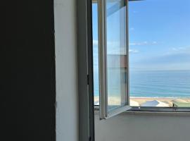 M249 - Marcelli, comoda mansarda fronte mare，位于马瑟利的酒店