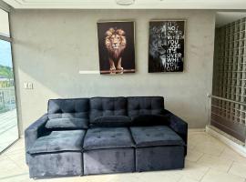 House with four suites with pool and garage，位于马瑙斯的乡村别墅