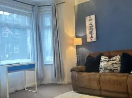 Aldershot Spacious 3-Bedroom House with Fast Wi-Fi & Free Parking