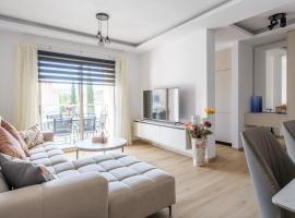 Luxury Apartment at Elysia Park, Pool, Spa, Balcony，位于帕福斯的酒店