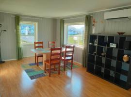 House on beautiful Værøy, mountains and sea outside the window，位于Værøy的酒店