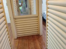 Chal&eacute; alpino em canela rs todo mobiliado com cozinha lareira split Wi-Fi 2 quartos perto do centro，位于卡内拉的自助式住宿