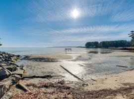 Potomac River Haven with Private Beach, Pets Welcome，位于Hague的酒店