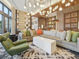 Penthouse Retreat with Rooftop Pool Explore Silver Spring & Washington DC，位于银泉的酒店