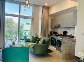 1 BR luxury flat Damac hills2，位于&lsquo;Ūd al Bayḑāʼ的带停车场的酒店