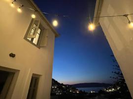 Petra - Above the Port，位于伊兹拉的带停车场的酒店