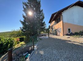 Relais Portaluna delle Langhe, Private Estate with Pool, 7 Bedrooms, Sleeps 18, Vineyard Views，位于Mango的酒店