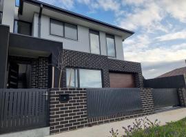 Sunshine house - Modern home in great location，位于阳光海岸的酒店