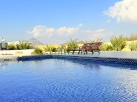 Moonlight Resort，位于Sinādil的带停车场的酒店