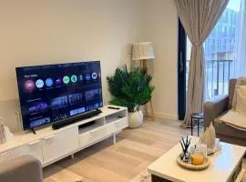 Modern Margate Retreat with Balcony & Parking