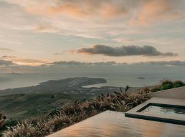 Santorini Sky, Luxury Resort，位于皮尔戈斯的酒店