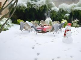 Cottage Mackinley, s&eacute;jour spacieux et chaleureux, salon de jeux, grande salle &agrave; manger, 15 pers, Centre Historique, gare TER，位于内尔河畔欧比尼的度假村