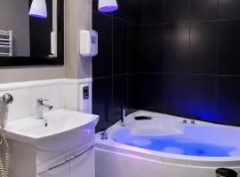 EUROPA22 Apartament z JACUZZI w samym sercu miasta Tomaszów Maz - balkon z widokiem na park i fontanny Szybkie zameldowanie od 13