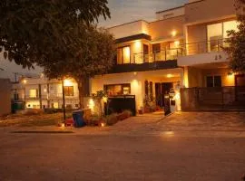 Haven Lodge Islamabad by Haven Holiday Homes - 3BR Home with Lounge & Kitchen