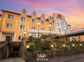 格言酒店，位于奥拉迪亚的带泳池的酒店