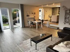 Ferienwohnung mit Terrasse und eigenem Garten in Ortsrandlage