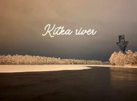 Kitka riverview retreat with sauna，位于库萨莫的酒店