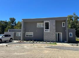 Amplia casa al borde del río Pingueral，位于迪卡托的酒店