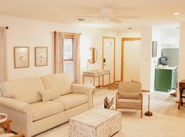 Cozy bungalow in the heart of historic Marysville，位于马里斯维尔的简易别墅