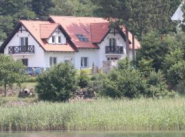 Ośrodek Rodzinny，位于GwieździnSzczytno Lake附近的酒店