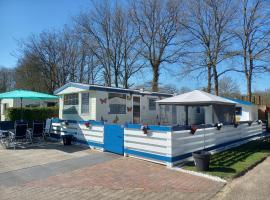 stacaravan nr16 is 5 persoons，位于Schoonloo的海滩酒店