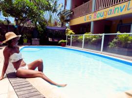 Hôtel les Bougainvilliers，位于圣吉尔莱班的酒店