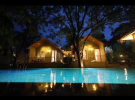 Cape Nirvana, Backwater & Pool villa，位于拉瓦萨市的酒店