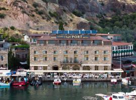 Assos Troy Port Hotel，位于Ayvacık的带停车场的酒店