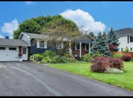 Grimsby Lake Front Home，位于格里姆斯比的酒店