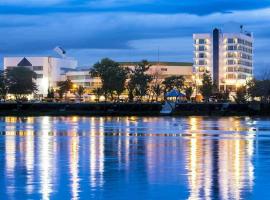 达克永珍河滨酒店，位于来兴府的带泳池的酒店