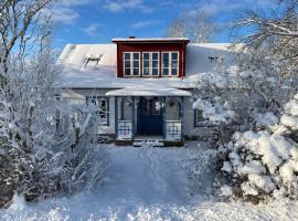 Vackert nyrenoverat 1800-talshus med bastu, vedspis och kamin，位于Hemse的酒店